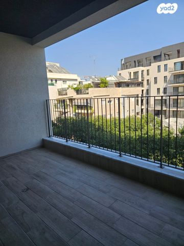 דירה, יהודית, חרוזים, רמת גן