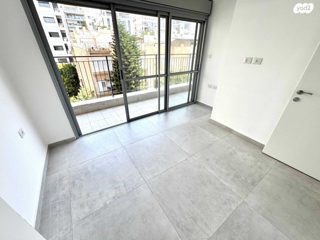 דירה, הרבי מרוז'ין 10, נווה רם, שיכון מזרחי, רמת גן