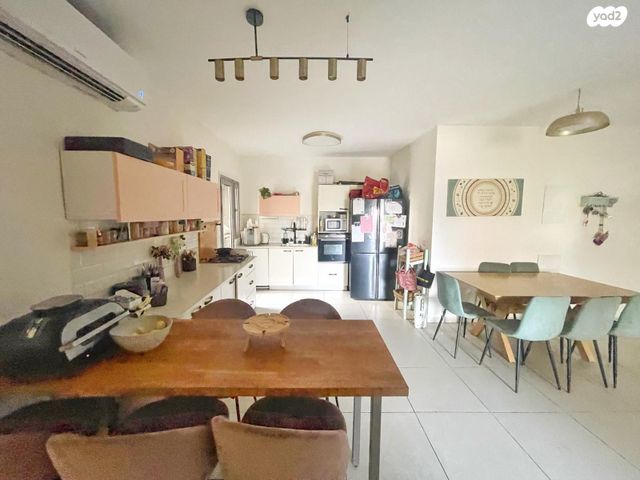 דירה, הרב זבולון גרז, רחובות הצעירה, רחובות