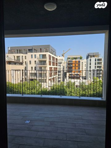 דירה, יהודית, חרוזים, רמת גן