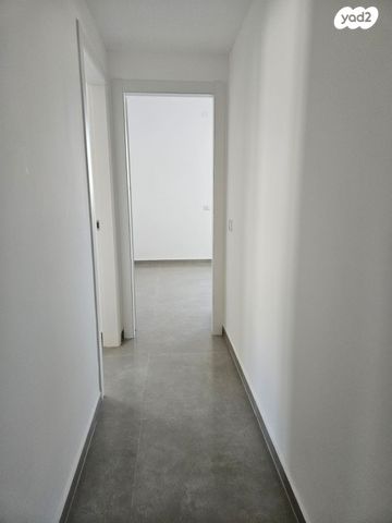 דירה, יהודית, חרוזים, רמת גן