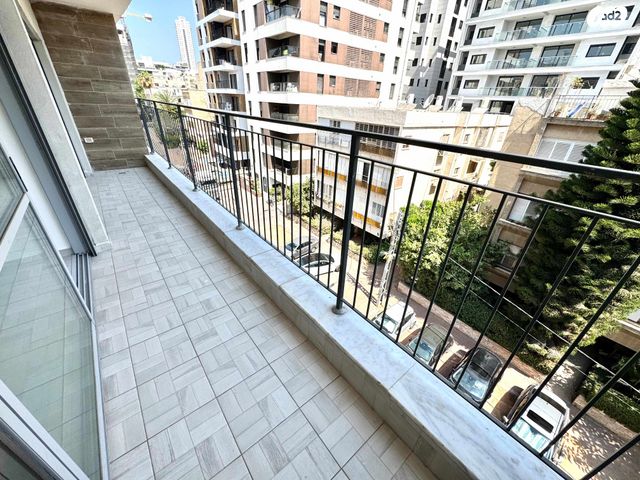 דירה, הרבי מרוז'ין 10, נווה רם, שיכון מזרחי, רמת גן