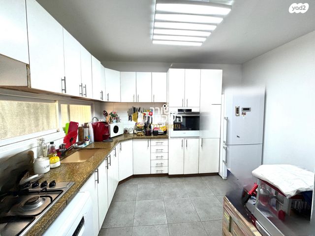 דירה, זאב גלר, הפרחים, כפר סבא