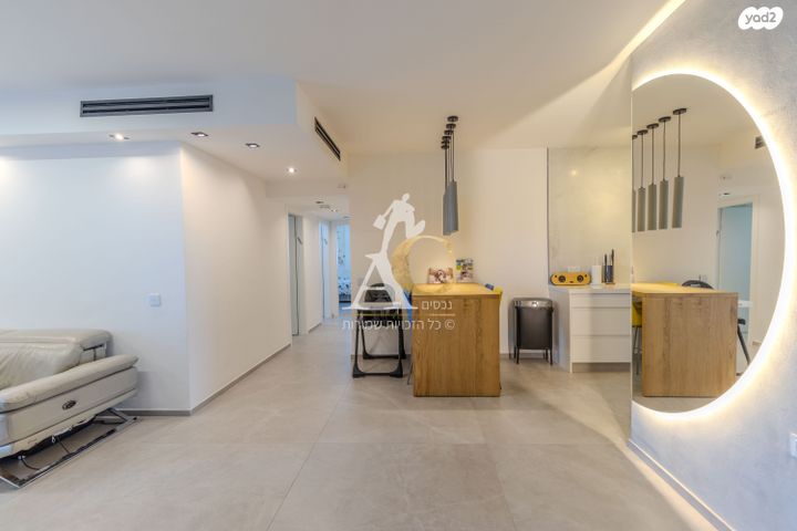 דירה, צור יצחק, צור יצחק