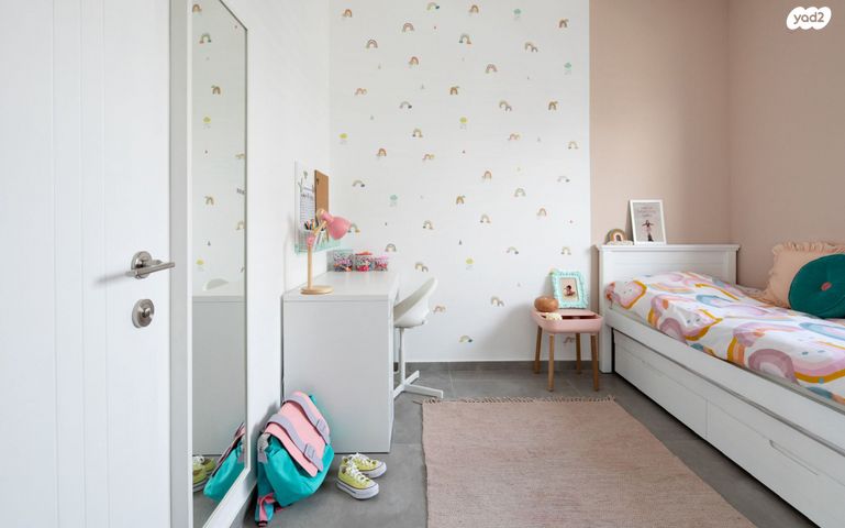 דו משפחתי, כוכב יאיר, כוכב יאיר / צור יגאל