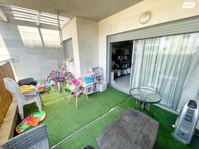 דירה, הרב זבולון גרז, רחובות הצעירה, רחובות