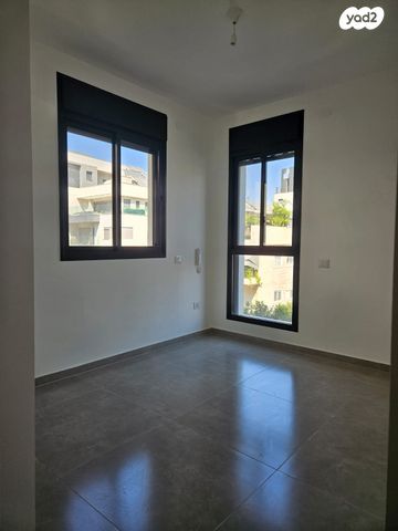 דירה, יהודית, חרוזים, רמת גן