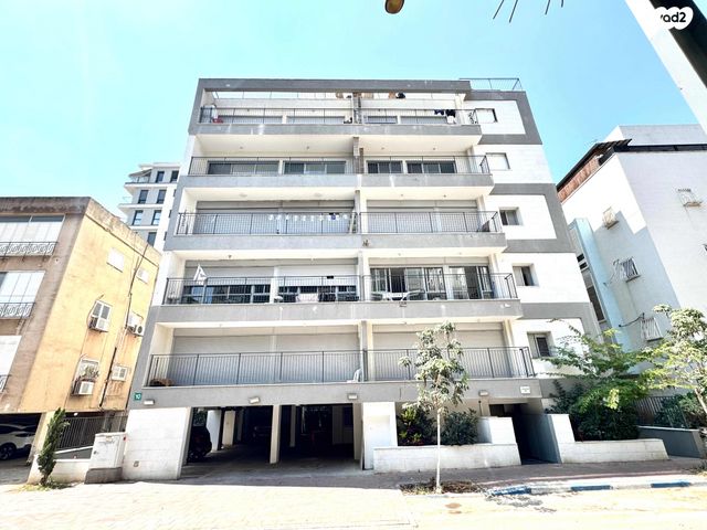 דירה, הרבי מרוז'ין 10, נווה רם, שיכון מזרחי, רמת גן