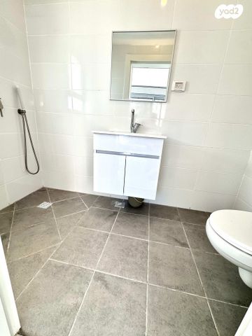 דירה, הרבי מרוז'ין 10, נווה רם, שיכון מזרחי, רמת גן