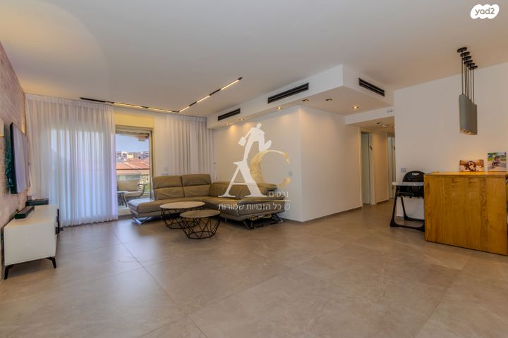 דירה, צור יצחק, צור יצחק