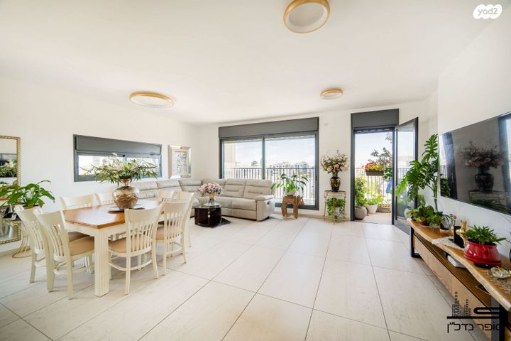 דירה, דבורה הנביאה, נגבה, רמת גן