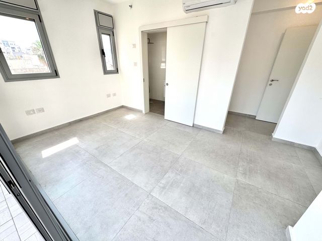 דירה, הרבי מרוז'ין 10, נווה רם, שיכון מזרחי, רמת גן