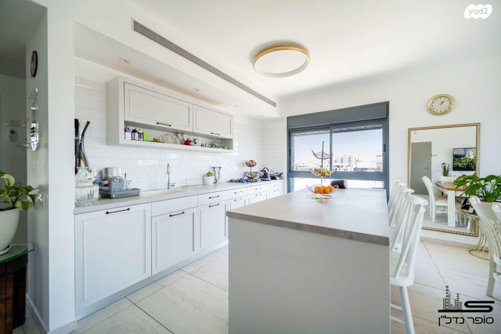 דירה, דבורה הנביאה, נגבה, רמת גן