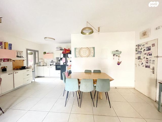 דירה, הרב זבולון גרז, רחובות הצעירה, רחובות