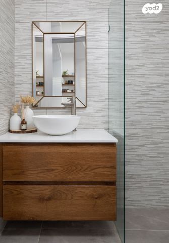 דו משפחתי, כוכב יאיר, כוכב יאיר / צור יגאל