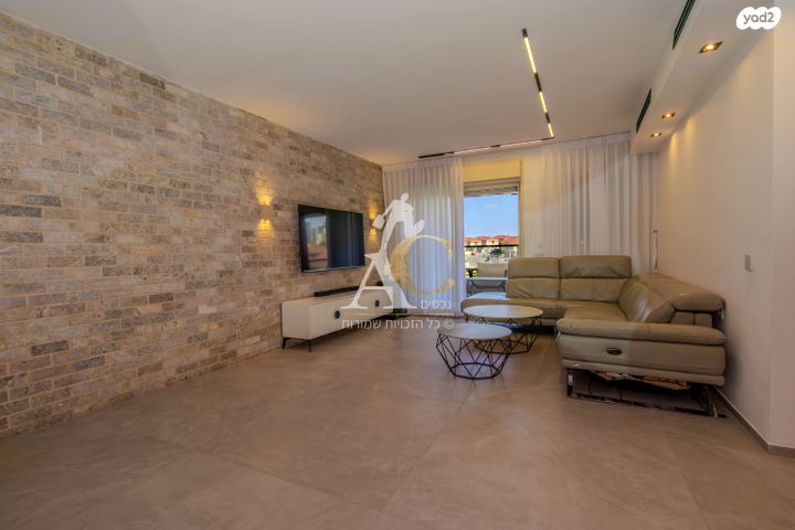 דירה, צור יצחק, צור יצחק