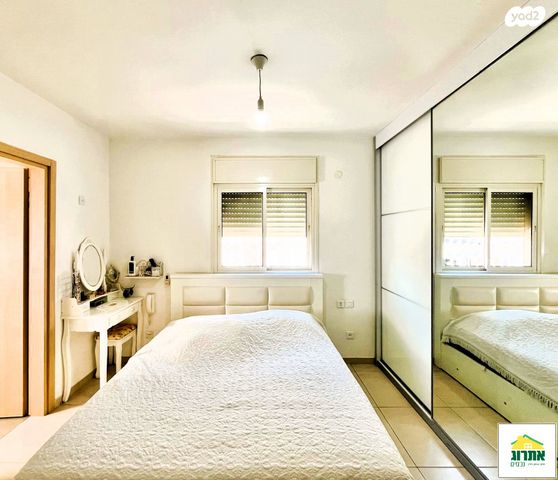 דירה, צור יצחק