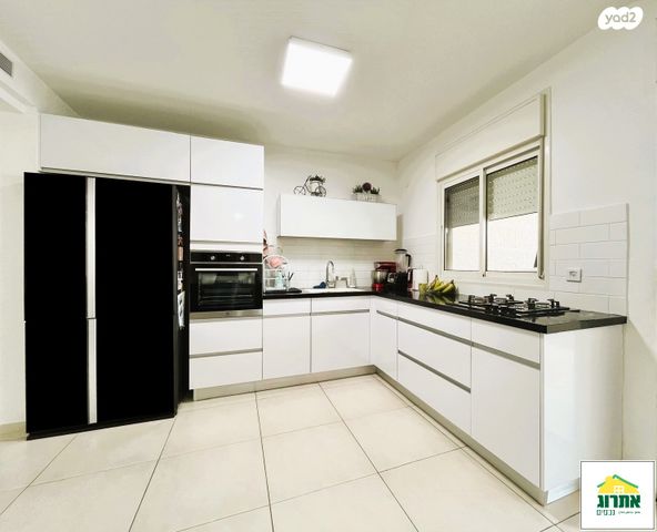 דירה, צור יצחק