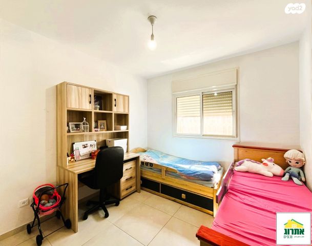 דירה, צור יצחק