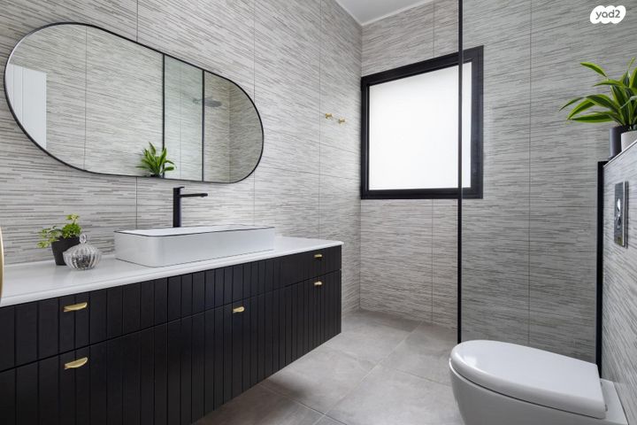 דו משפחתי, כוכב יאיר, כוכב יאיר / צור יגאל