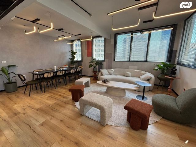 דרך מנחם בגין 82