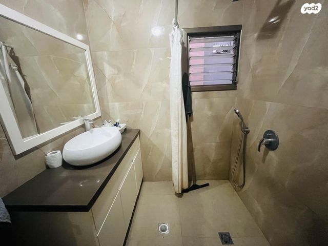 דופלקס, הבעש"ט 28, ג' / מרכז מזרח העיר, רחובות