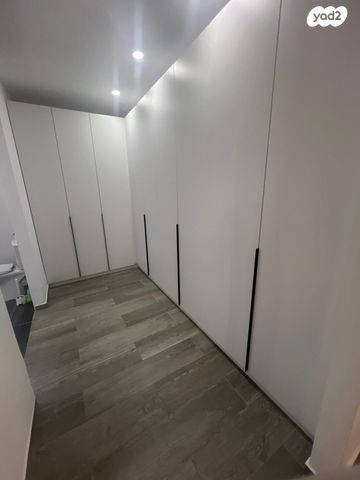 דירה, עוזי חיטמן, עיר ימים, נתניה