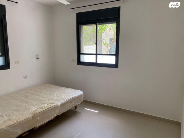 דו משפחתי, שניר, אלפי מנשה