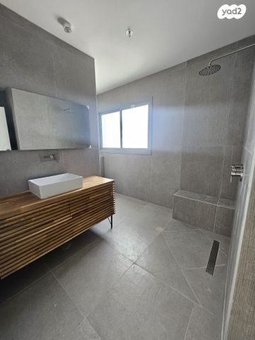 גג/ פנטהאוז, פועלי הרכבת, גבעתיים