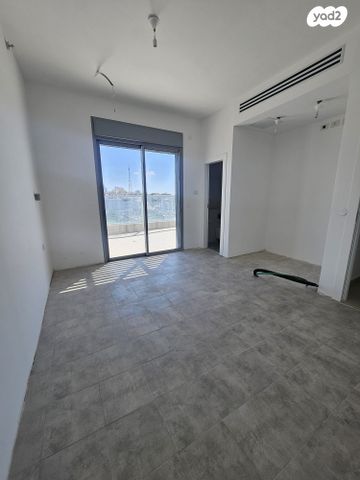 גג/ פנטהאוז, פועלי הרכבת, גבעתיים