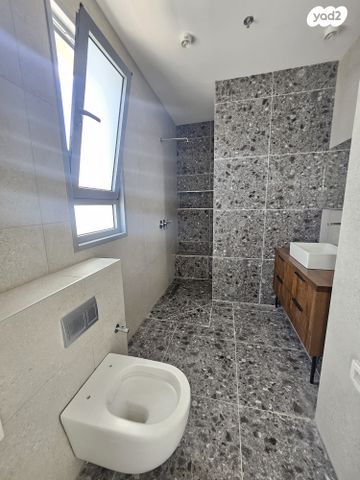 גג/ פנטהאוז, פועלי הרכבת, גבעתיים