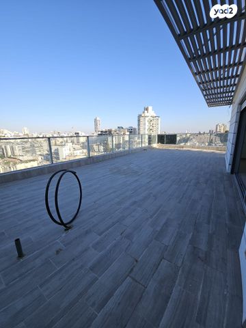 גג/ פנטהאוז, פועלי הרכבת, גבעתיים