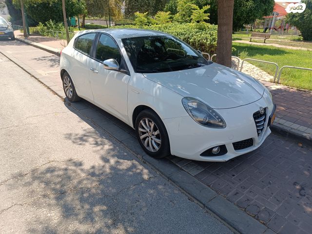 מודעת רכב אלפא רומיאו ג'ולייטה