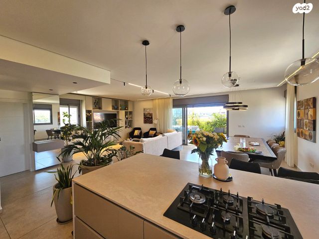 גג/ פנטהאוז, נאות שדה, רעננה