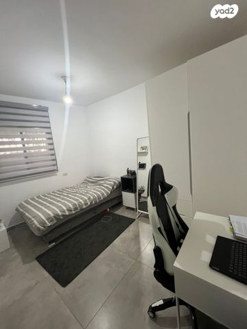 דירת גן, רות 9, חרוזים, רמת גן