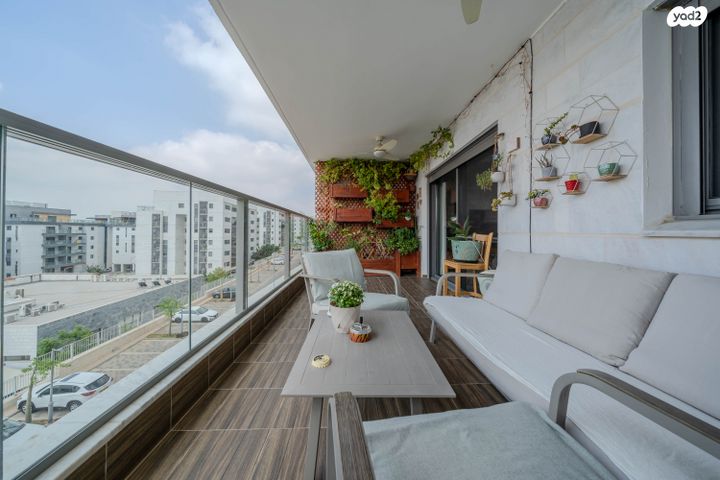 דירה, כלנית 22, הפרחים, חריש