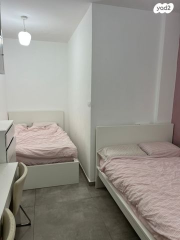 דירת גן, רות 9, חרוזים, רמת גן