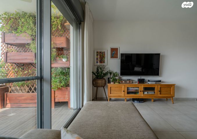 דירה, כלנית 22, הפרחים, חריש