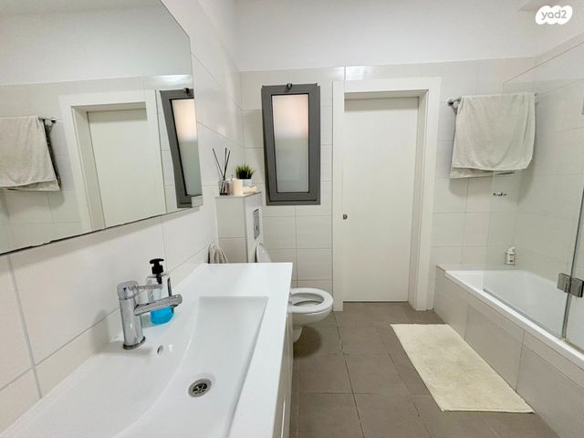 גג/ פנטהאוז, הזמר העברי, כפר סבא