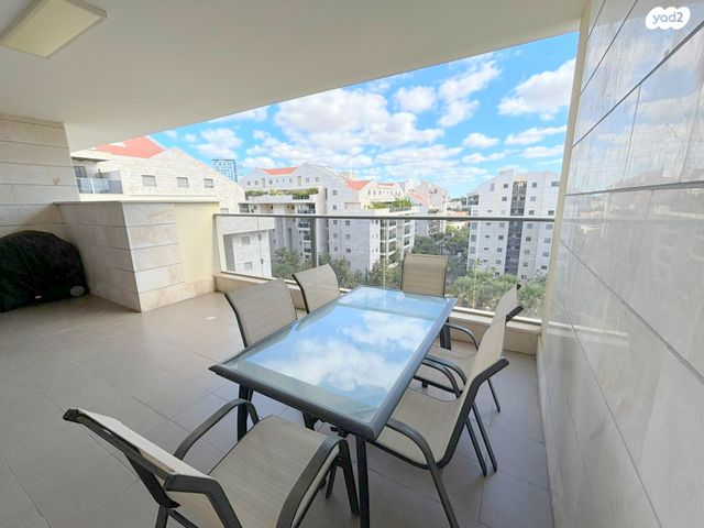 גג/ פנטהאוז, הזמר העברי, כפר סבא