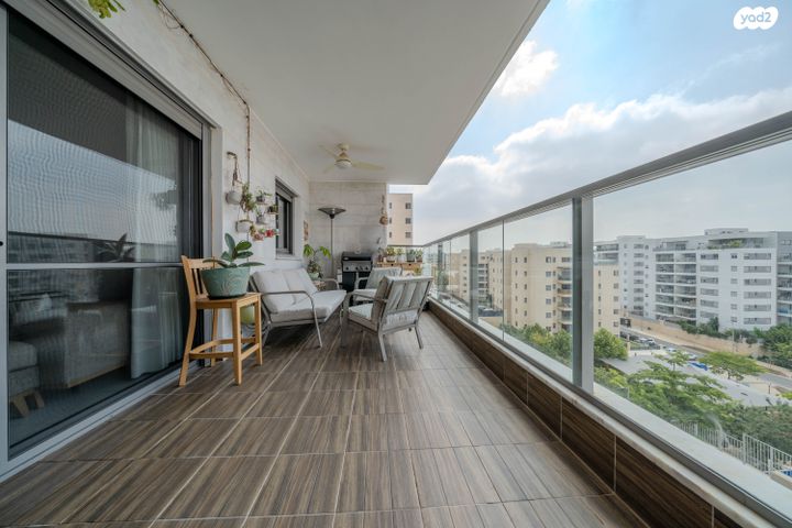 דירה, כלנית 22, הפרחים, חריש