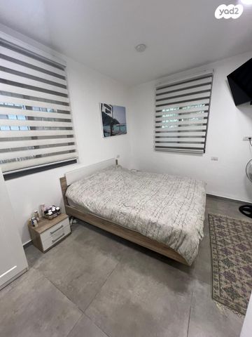 דירת גן, רות 9, חרוזים, רמת גן