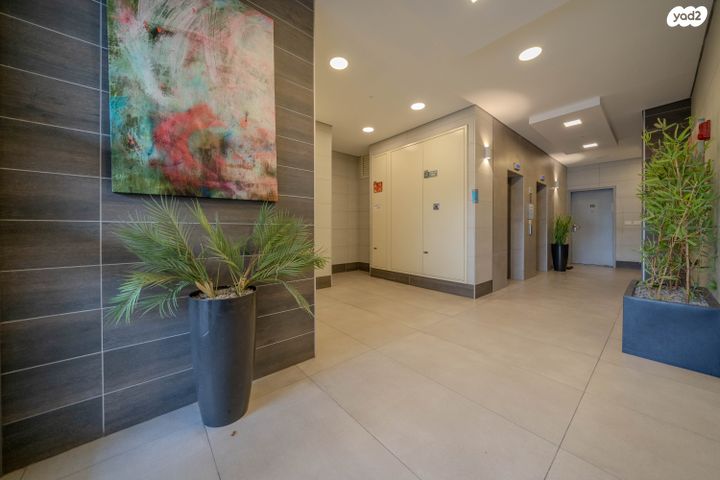 דירה, כלנית 22, הפרחים, חריש