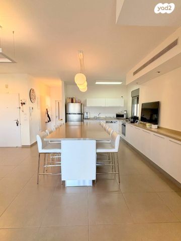 גג/ פנטהאוז, הזמר העברי, כפר סבא