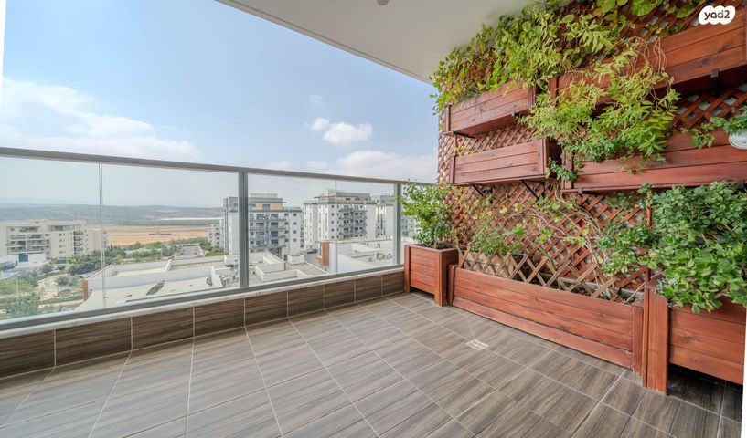 דירה, כלנית 22, הפרחים, חריש