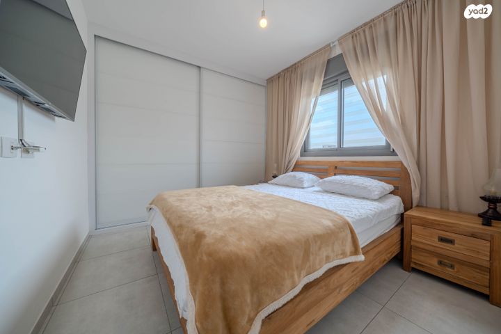 דירה, כלנית 22, הפרחים, חריש