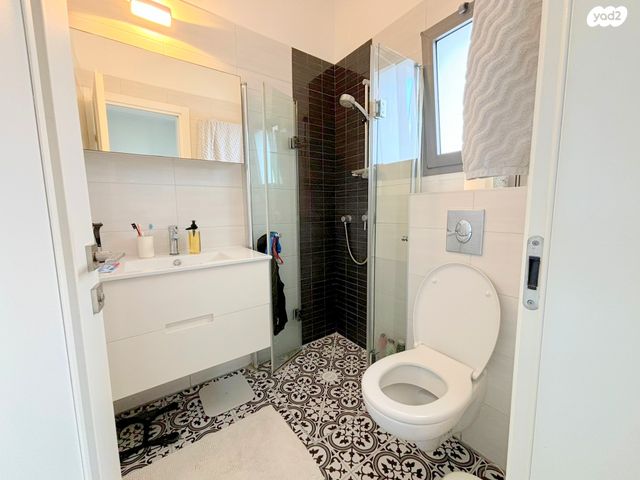 גג/ פנטהאוז, הזמר העברי, כפר סבא