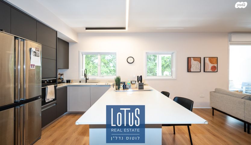 דירה, דשה אהרונסון, הרצליה