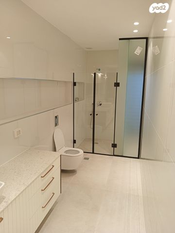 גג/ פנטהאוז, שמעון פרס/ האצטדיון, נהריה