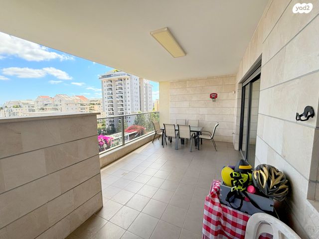 גג/ פנטהאוז, הזמר העברי, כפר סבא